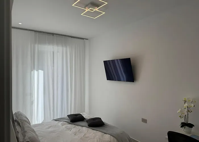 Varese Apartment شقة *